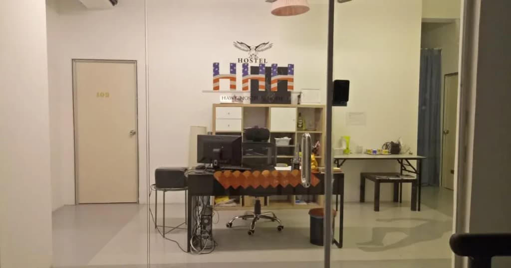 Hawk Hotel & Hostel - photo 10