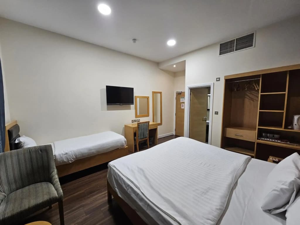 Cromwell International Hotel - photo 2