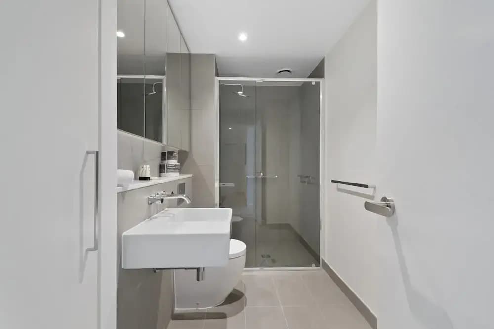 Sophisticated 2-bed With Bay Views & Amenities - photo 6