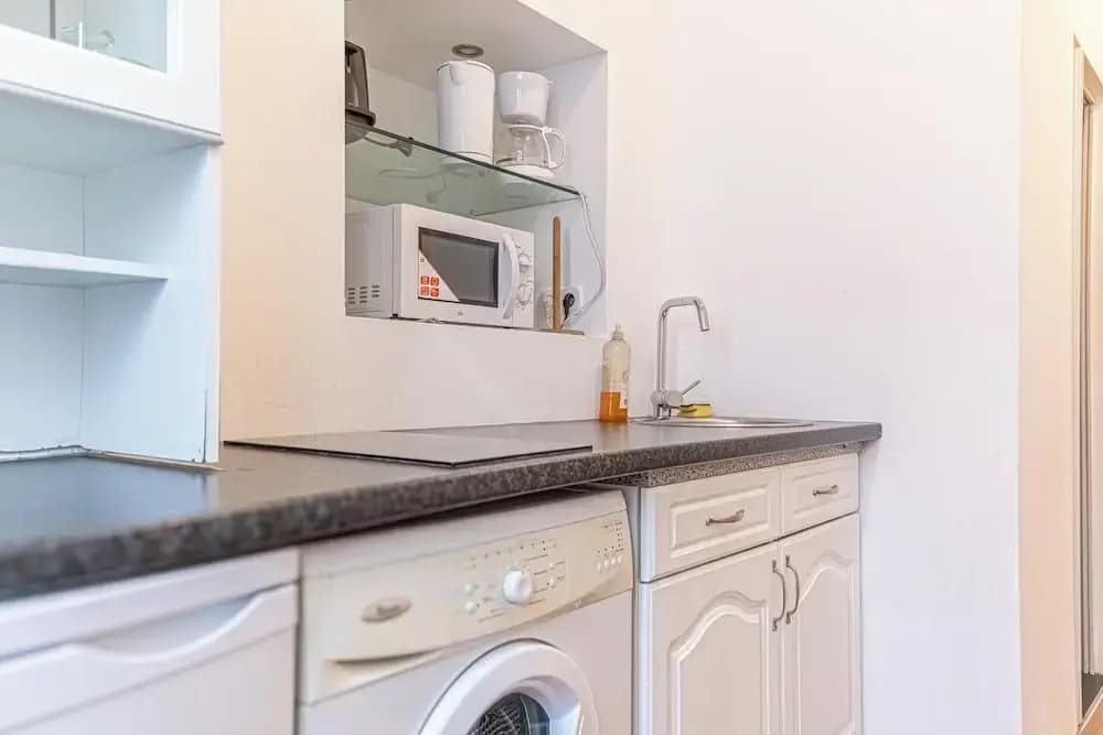 Bright 1BR Apt Perfect for Long Stays - photo 6
