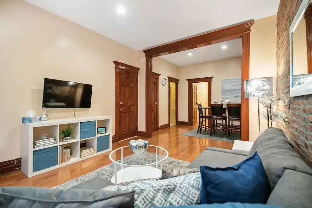 Spacious 3 Bdrm Close To Trains & Shops - photo 18