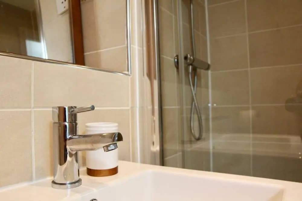 Spacious 2 Bedrooms Apartment in Strada Complex - photo 9