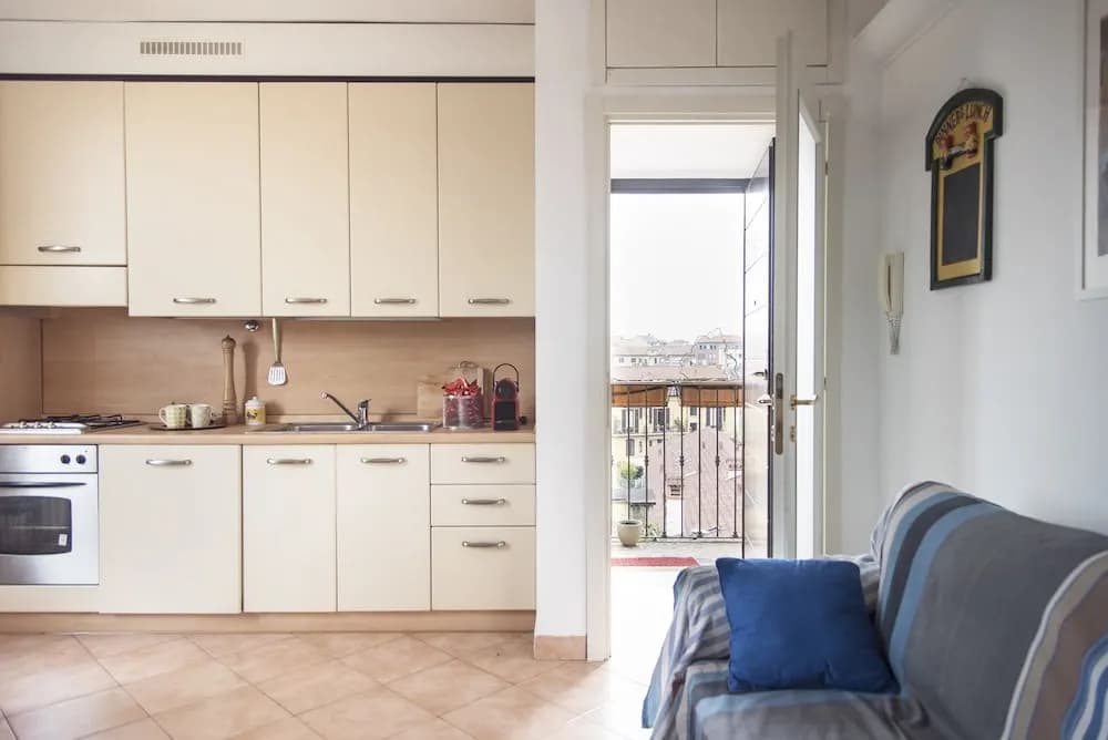 Typical Apartment on River Naviglio / Darsena - photo 11