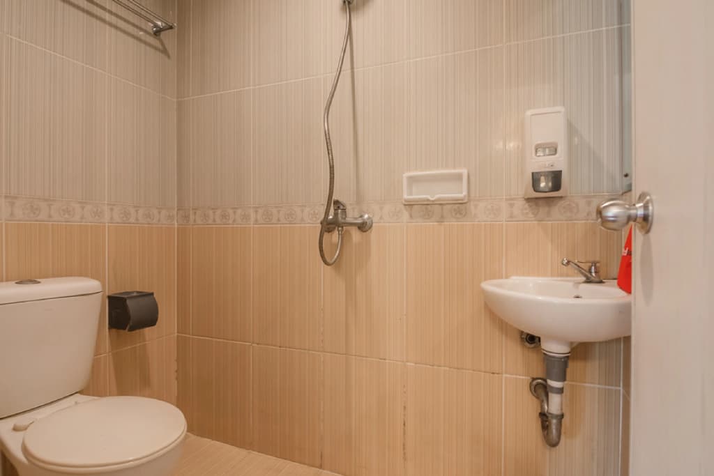RedDoorz Plus near Mangga Besar Station 2 - photo 7