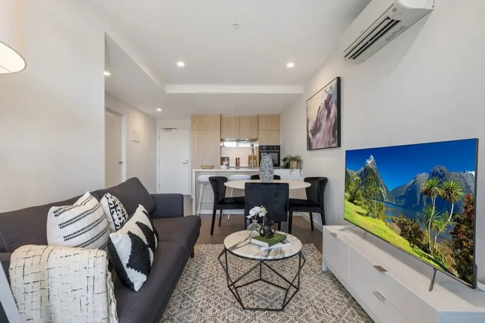 Chic 1-bed With Parking, Gym, Pool & City Views - photo 5