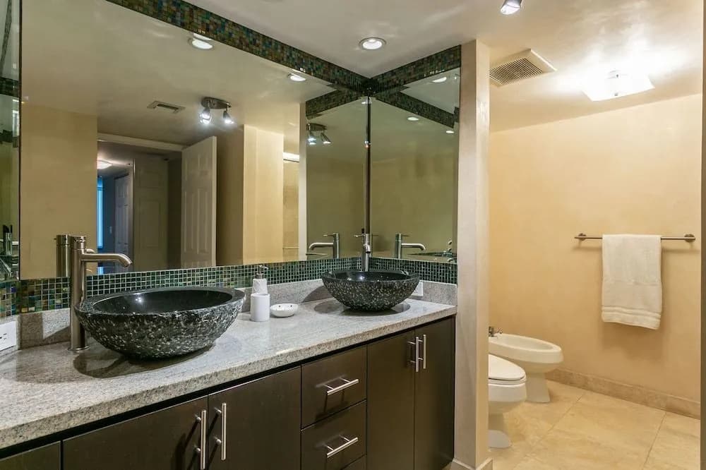 Bayfront Gem With Balcony and Pool - photo 7