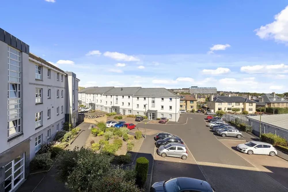 JOIVY Stunning 2-Bed Flat W/ Free Parking - photo 11