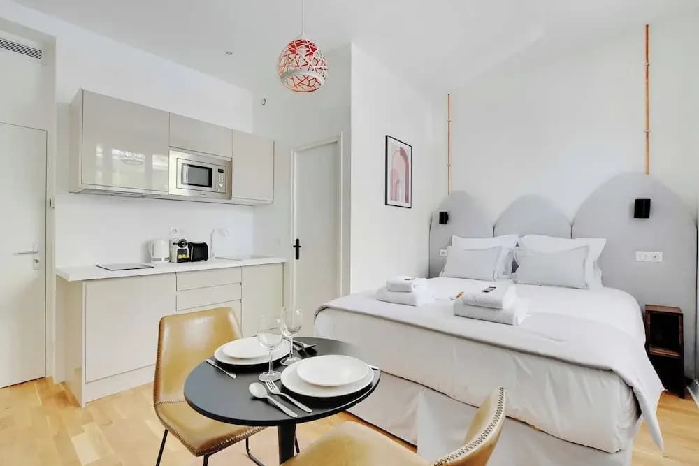 Cute Studio in Eclectic 18th District - 1 - photo 8
