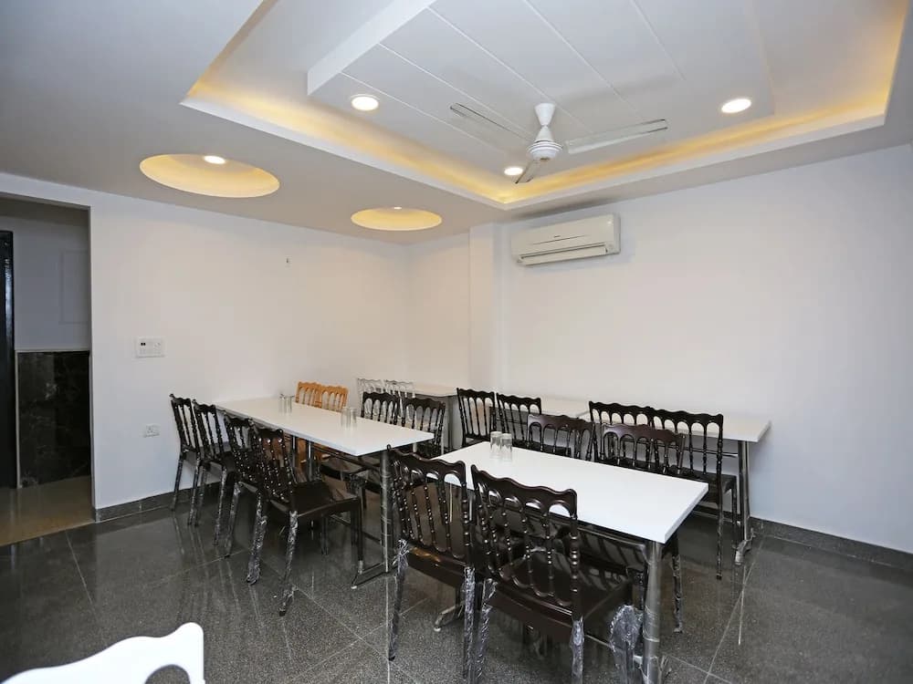 OYO 14769 Hotel Belmond - photo 13
