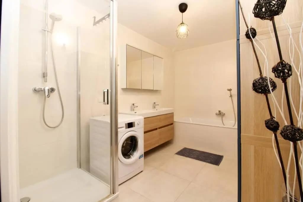 MODERN spacious, 2 BEDROOM, FREE PARKING - photo 6