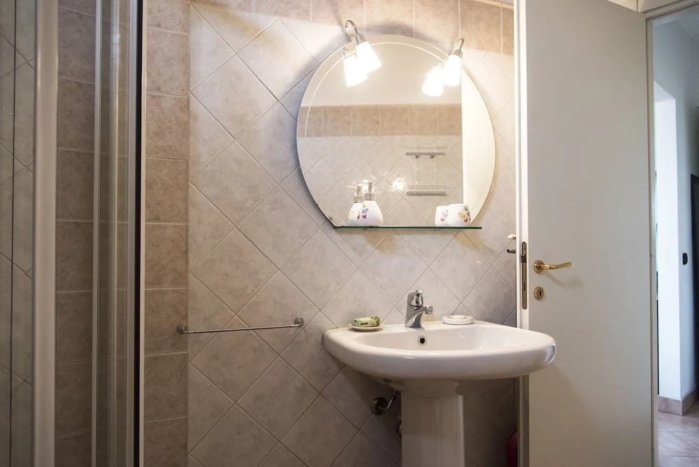 Typical Apartment on River Naviglio / Darsena - photo 16