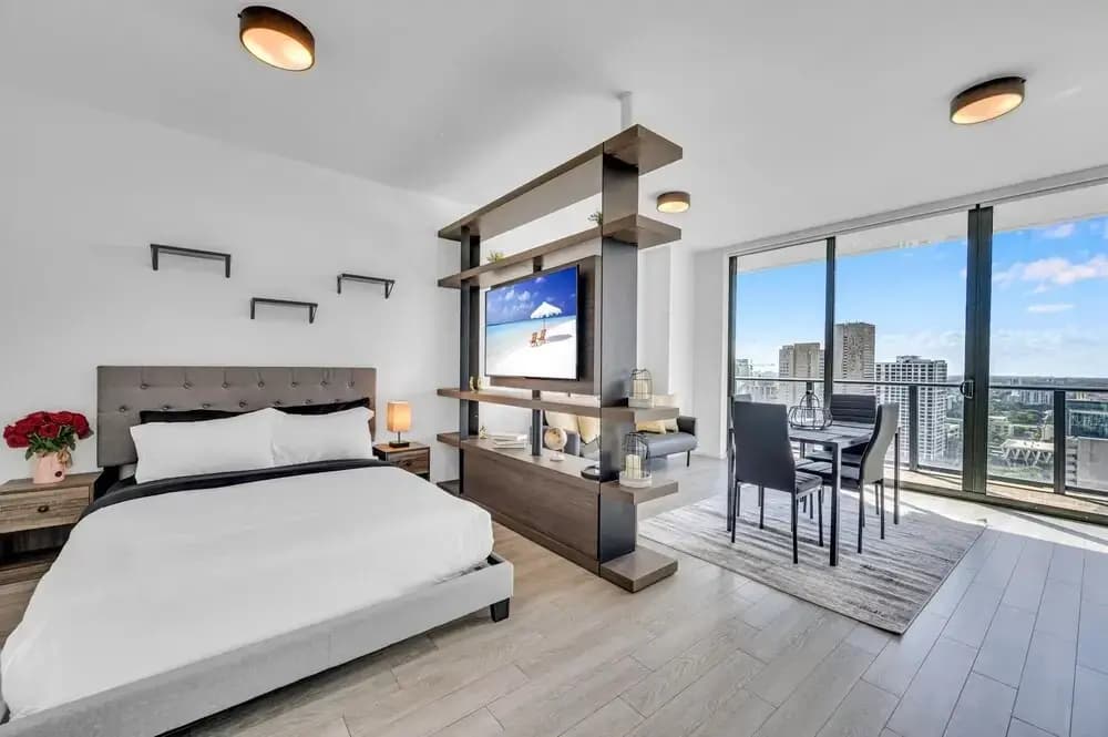 Spacious Apartment with City View - photo 3