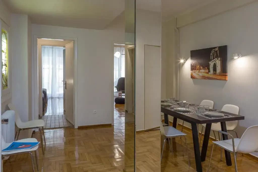 Elite Downtown Central 5th Floor Apartment - photo 4