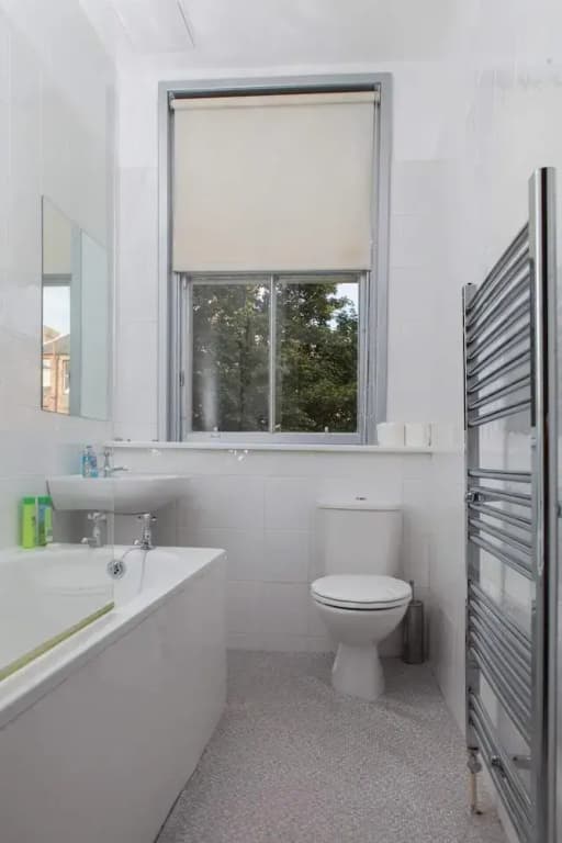 Stylish 3 Bedroom Flat - photo 7