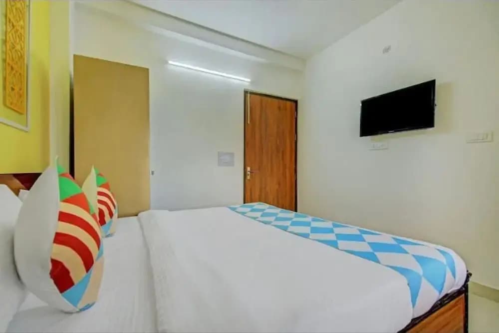 Green Orbit Hotel - photo 9