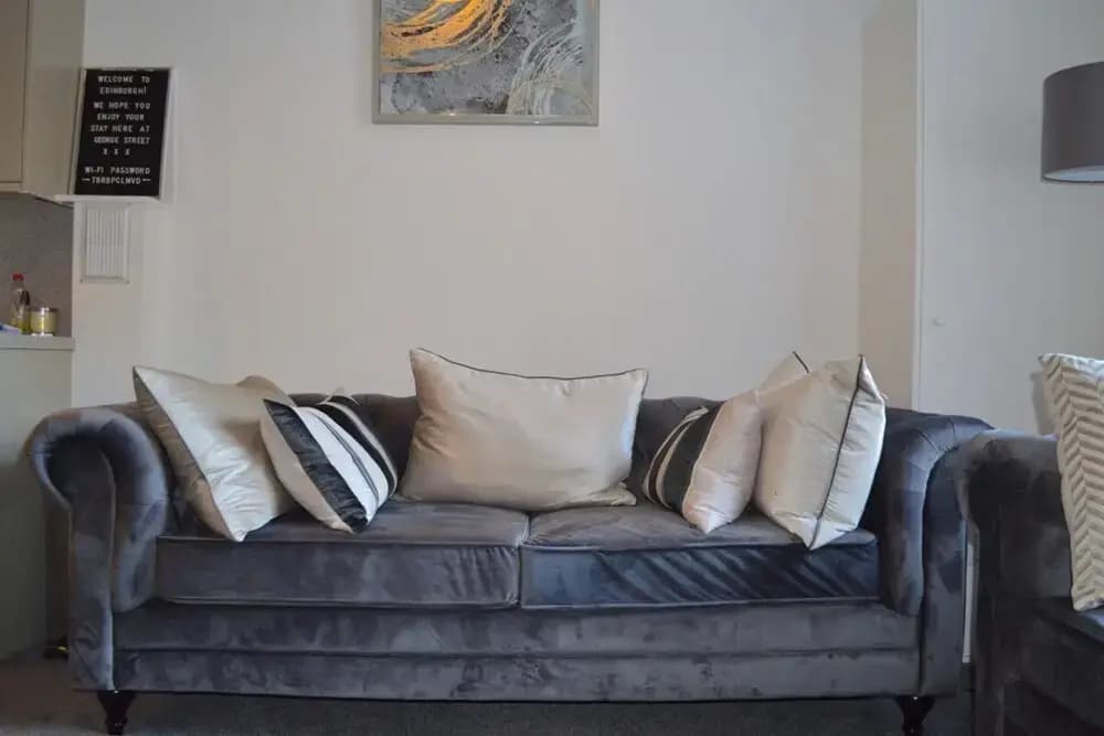Central 3 Bedroom Flat - photo 2