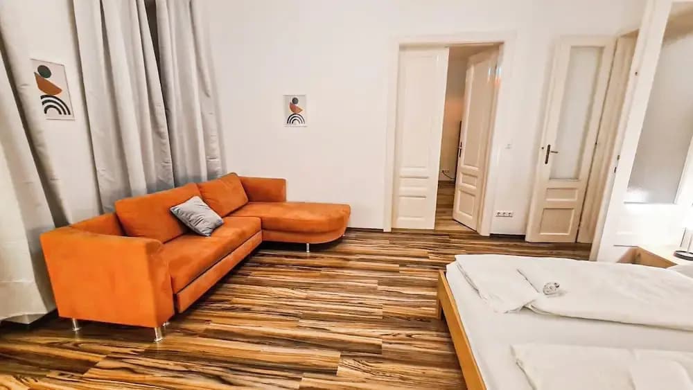 Classic 2BR Viennese Apt Near Downtown - photo 9