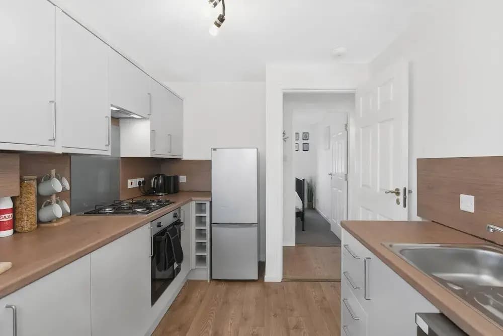 Cozy Edinburgh 2BR With CAR Parking - photo 15