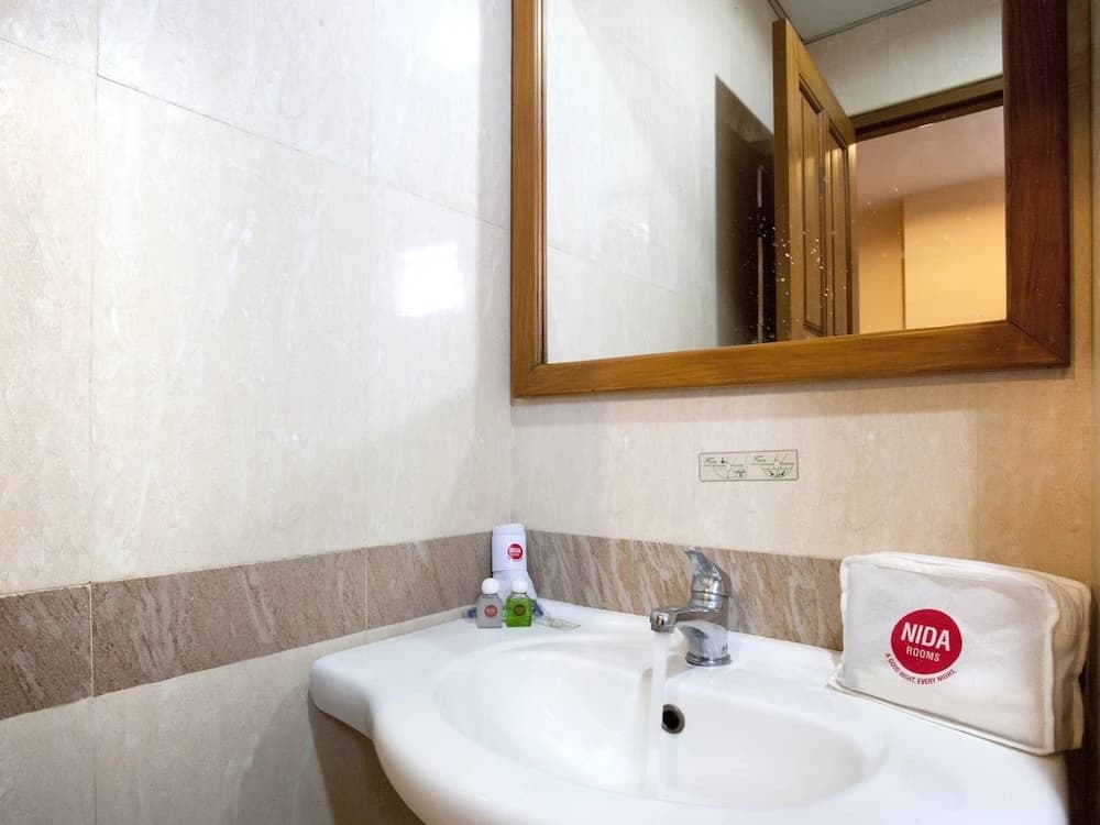 曼谷三6体育馆地标奈达酒店(Nida Rooms Triple 6 Stadium Landmark) - photo 9