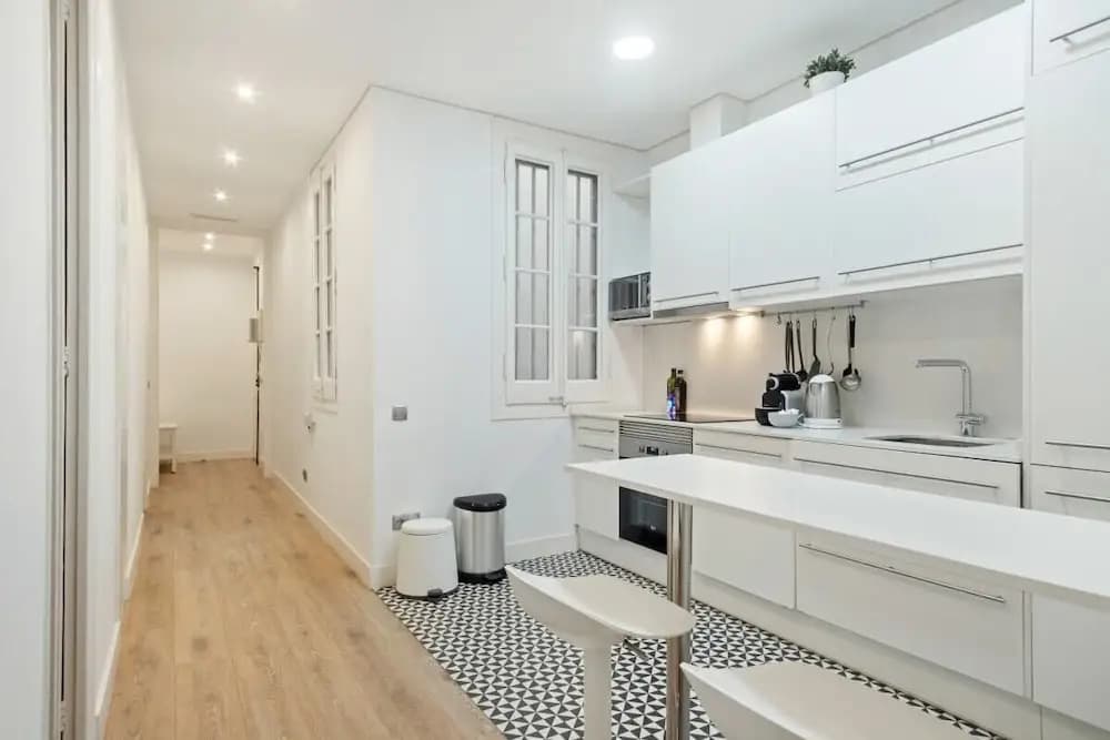 Stunning 2 Bedroom amd Bath Apartment in Eixample - photo 17