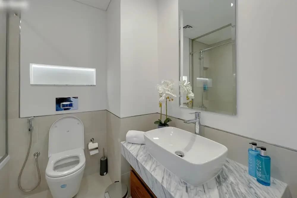 Elegant Pool View 2BR Apartment - photo 6