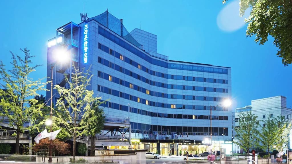 Itaewon Crown hotel - photo 13