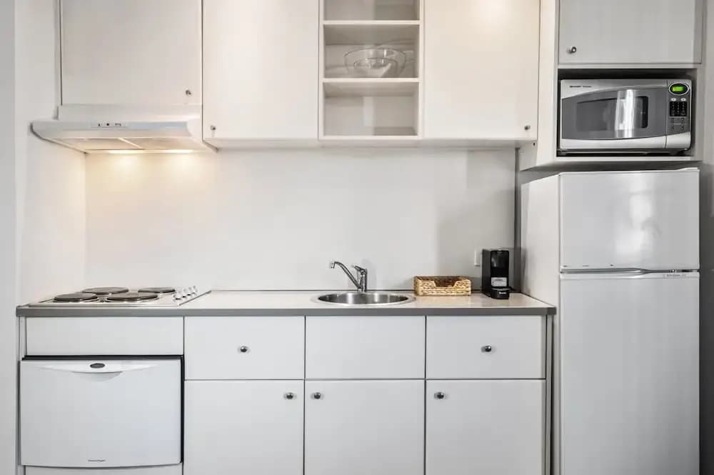 Bright 1-bed Apartment Steps From Collins Street - photo 10