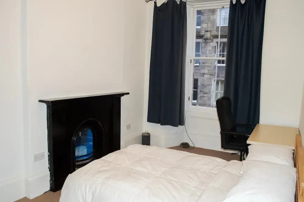 Spacious 3 Bedroom Flat in Marchmont - photo 30