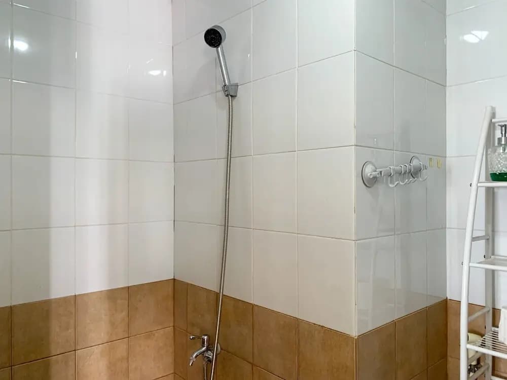 Modern Look And Comfortable 2Br Green Pramuka City Apartment - photo 8