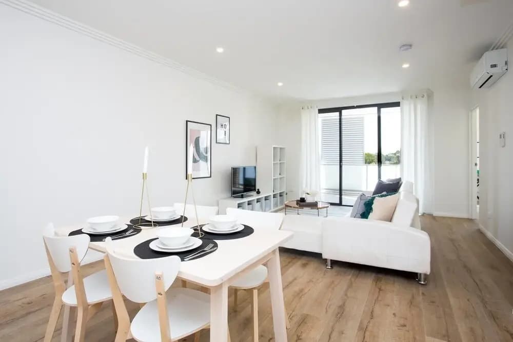 Designer Executive Apartment + Parking near Train - photo 3