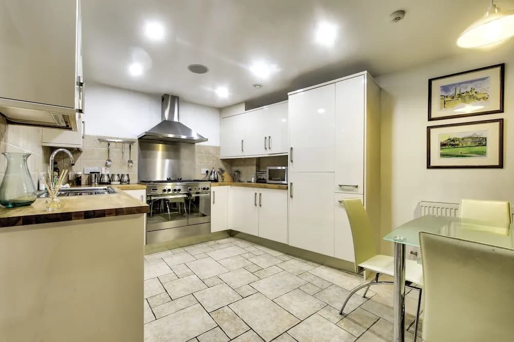St Stephen Street Apartment - photo 13