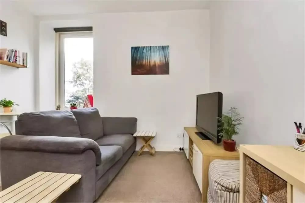 1 Bedroom Flat In Dalry - photo 2