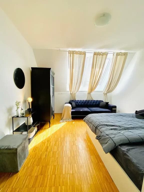 Comfy 3BR Apt With Living Room Balcony - photo 4