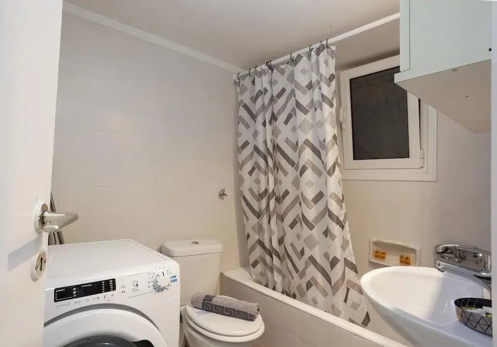 Renovated & Cool Flat In Ideal Location - photo 11