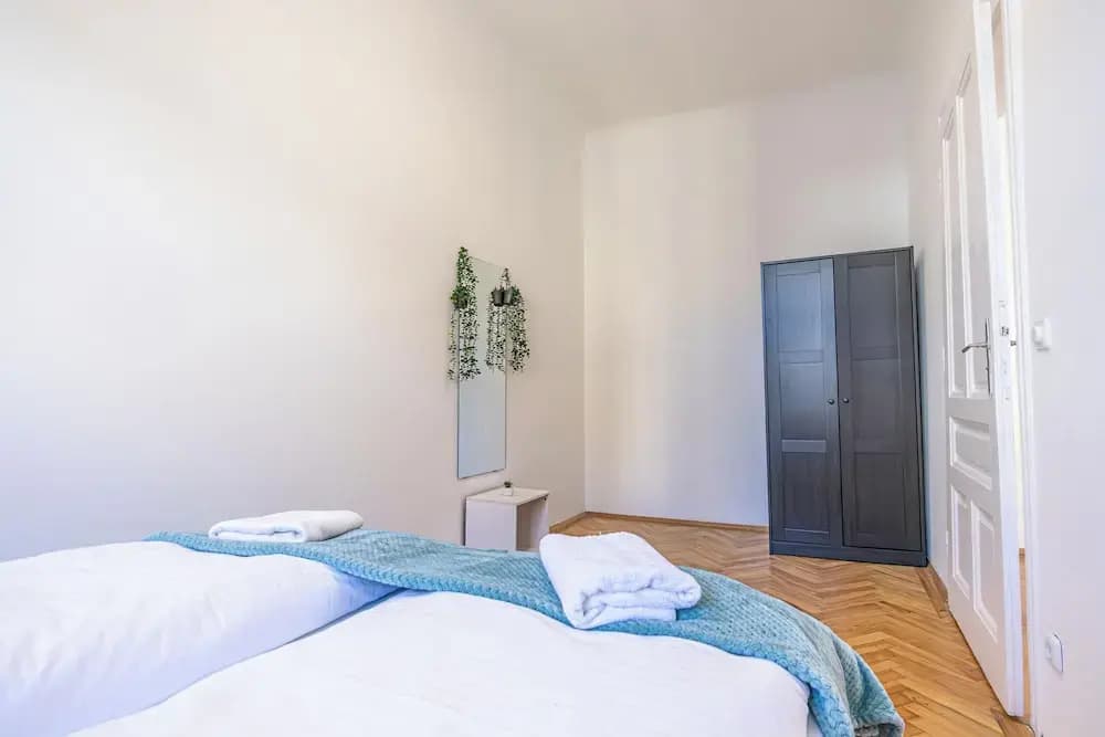 Chic 2BR Retreat Near Belvedere Palace - photo 4