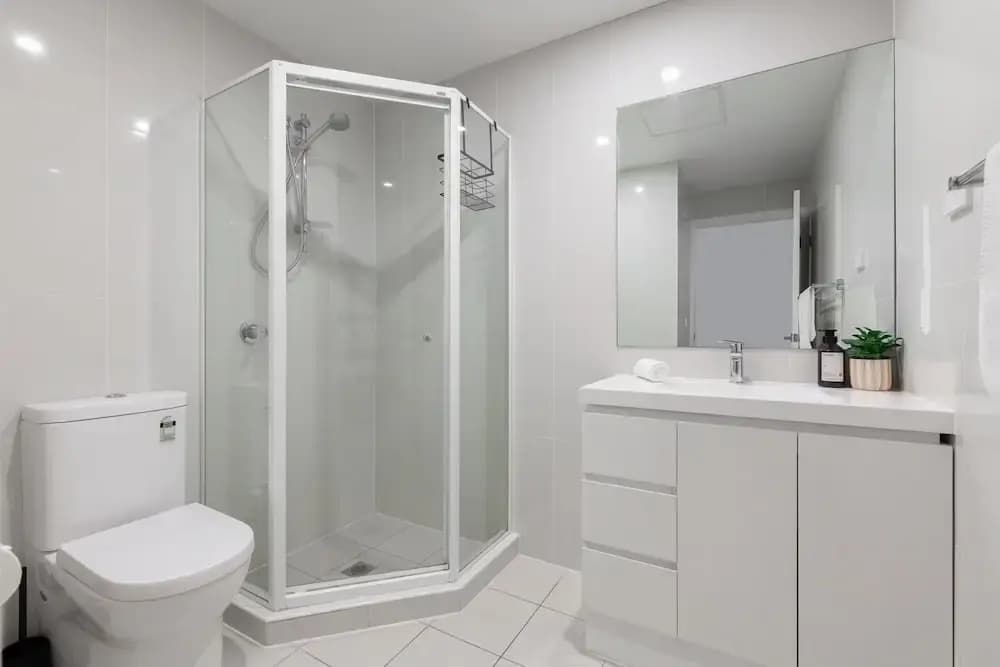 Bright 2-bed Apartment With Balcony & Garage - photo 8