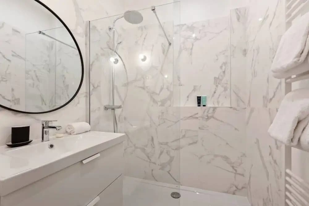 Contemporary & Comfortable 2 Bedroom Apartment in Paris - photo 7