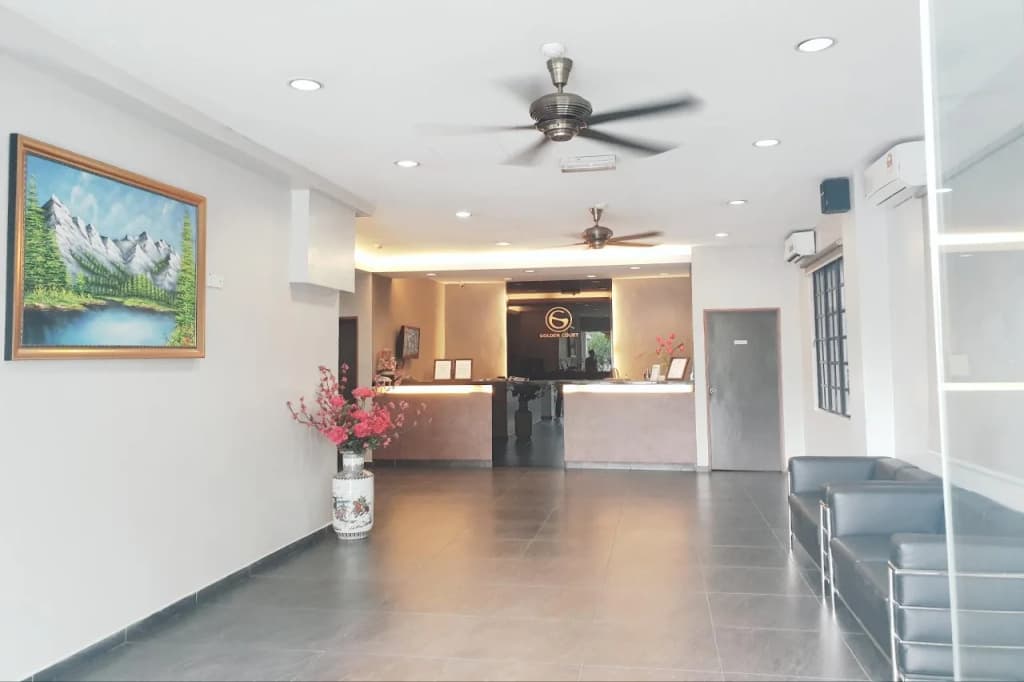 Golden Court Hotel - photo 2