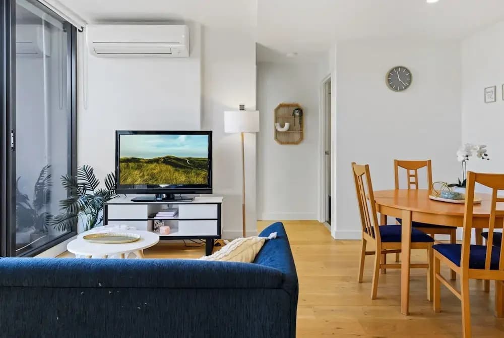 Cosy 1-bed With Private Balcony By Showgrounds - photo 1