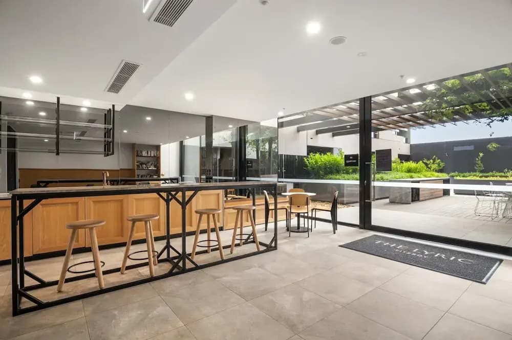 Bright 2-bed Apartment in Fitzroy's Heart - photo 12
