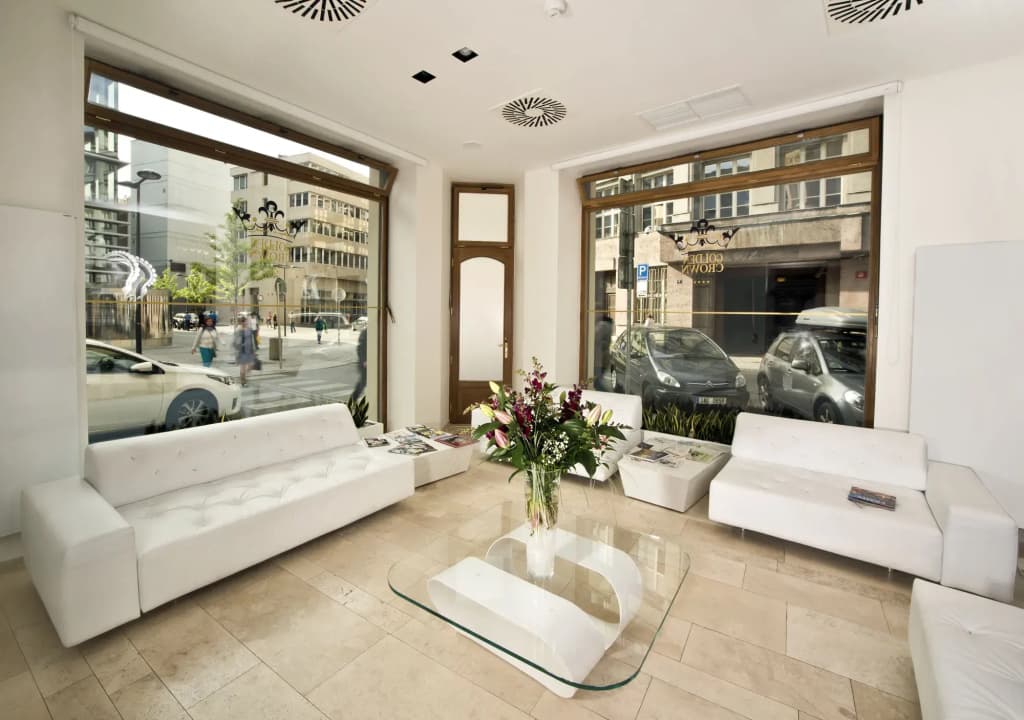 Golden Crown Hotel - photo 2