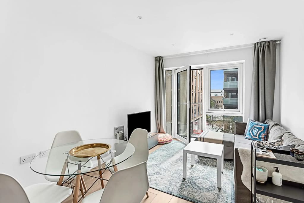Stylish Flat In Battersea Reach - photo 2