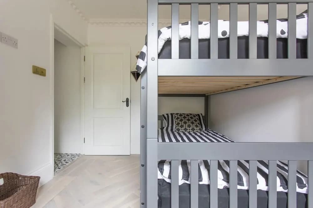 London Apartment- 4 Bedrooms-garden and Parking - photo 6