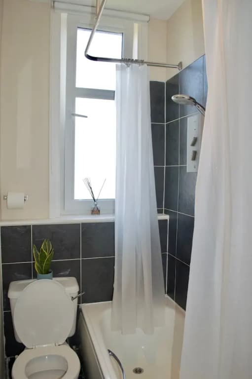 Beautiful 2 Bedroom Flat in Leith - photo 8