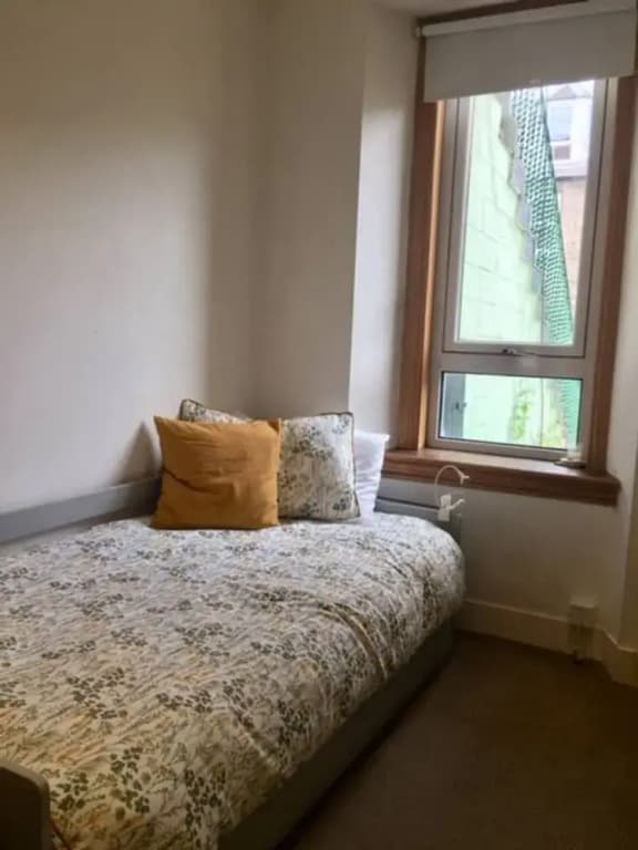 Spacious 3 Bedroom Flat in a Charming Location - photo 1
