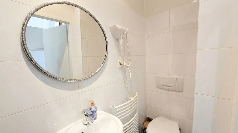 Stylish 1BR Apt near Wiener Stadthalle - photo 16
