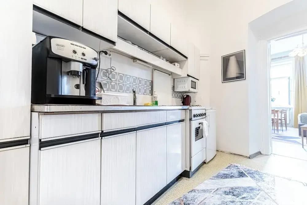 Stylish 2BR Apt Garden Modern Comforts - photo 8