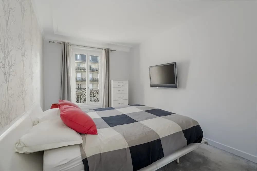 Luxury 4 Bed Residence - Next to Arc de Triomphe - photo 12