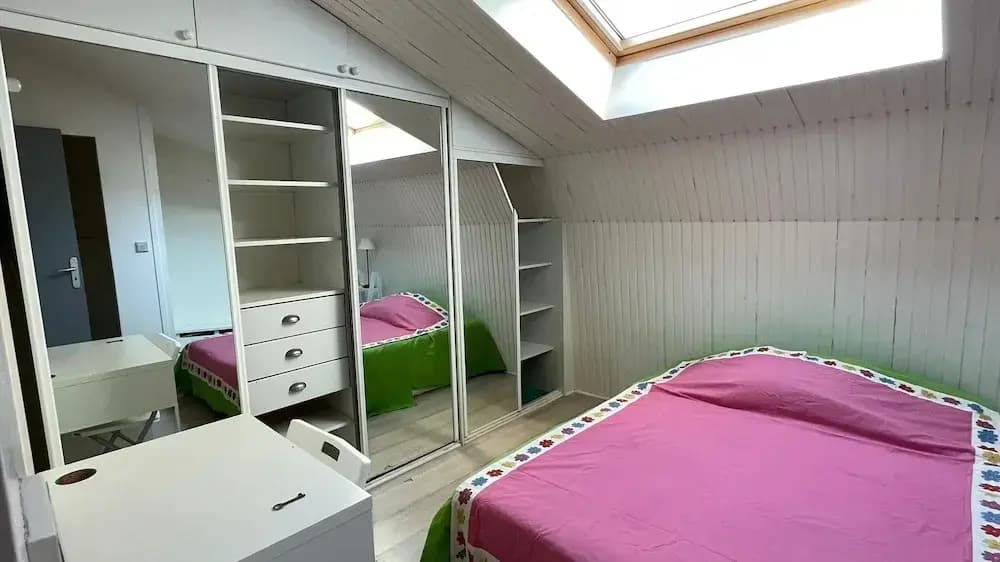 Bright bedroom in a family house - photo 2