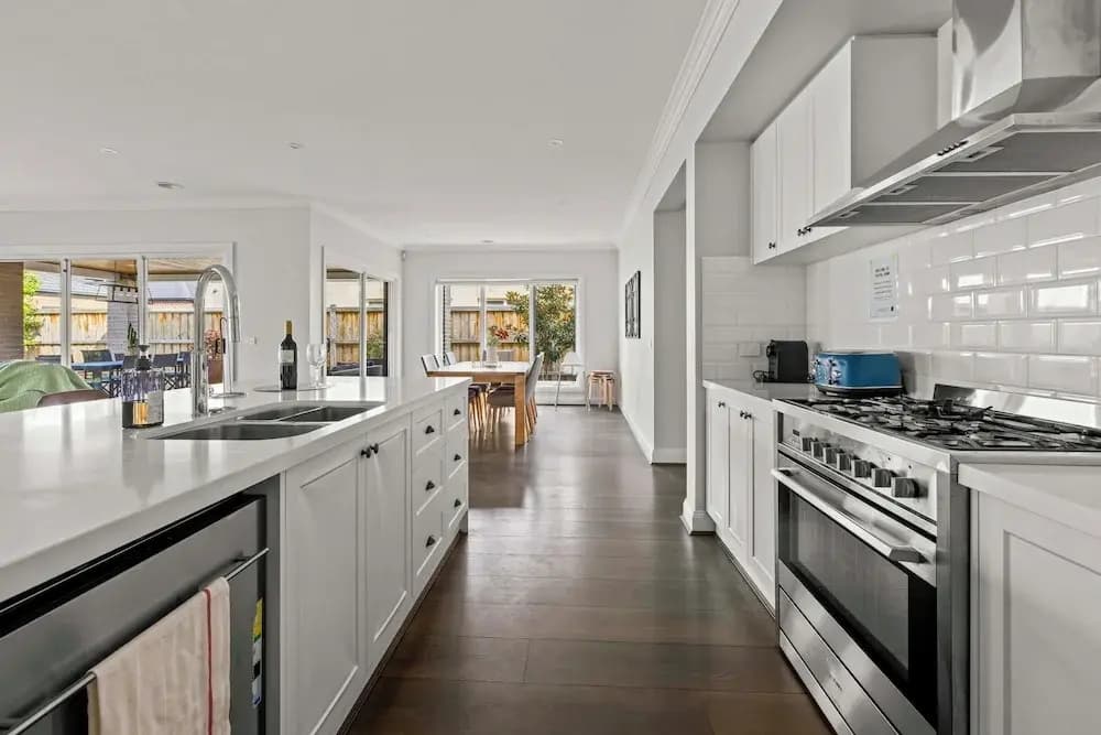 StayAU Contemporary 5BRM Families Home Point Cook - photo 11